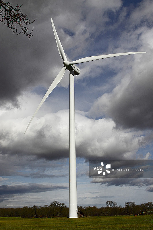 法国布列塔尼的风力发电场图片素材