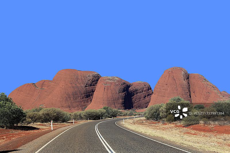 通往奥尔加斯乌鲁鲁国家公园的道路，澳大利亚图片素材