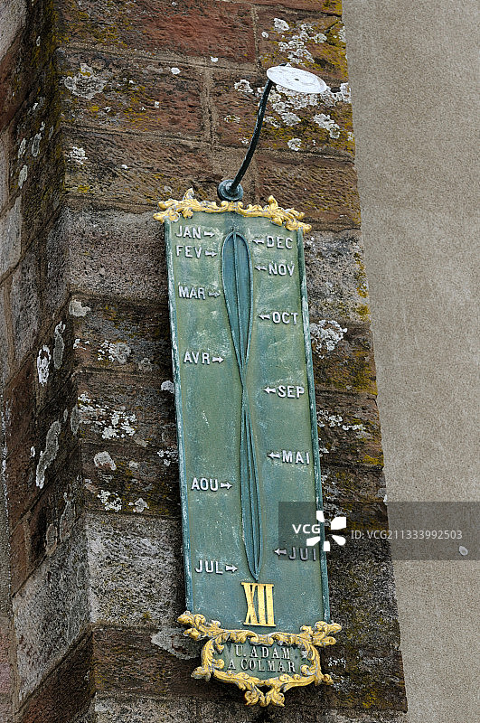 用于在中午设置时钟的日晷图片素材