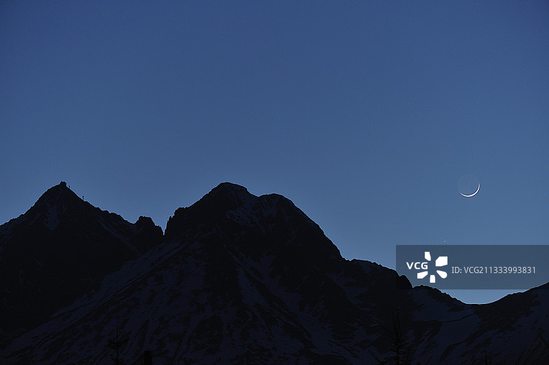 新月与斯洛伐克洛姆尼茨基峰顶图片素材