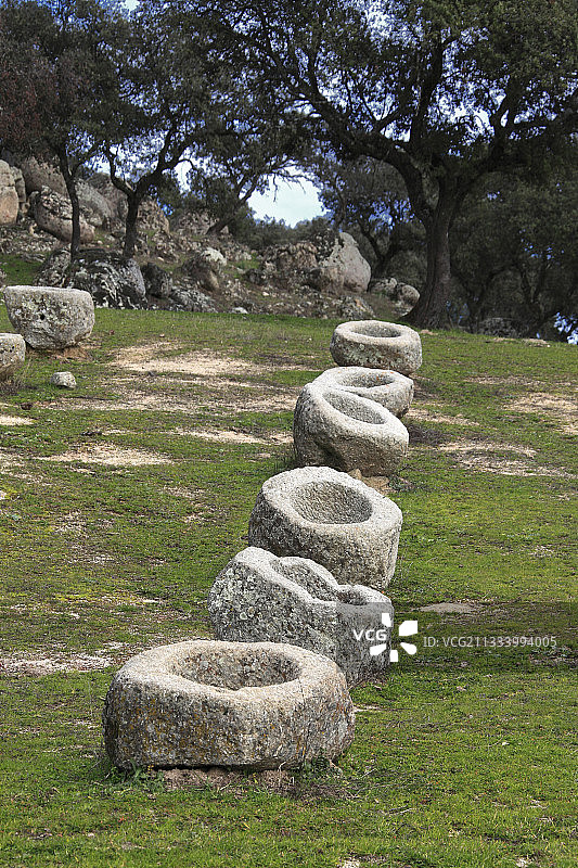 由花岗岩块雕刻而成的水槽图片素材