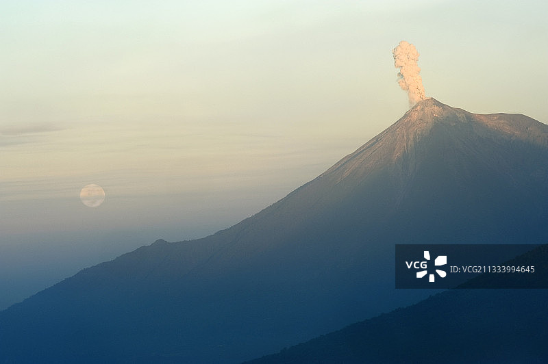 危地马拉帕卡亚火山拍摄的富埃戈火山喷发图片素材