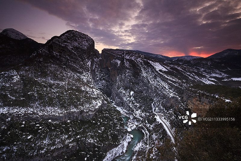 深邃峡谷中碧绿的韦尔东河图片素材