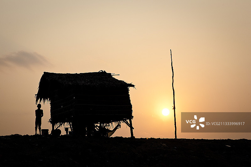 洞里萨湖小屋上的日出，柬埔寨图片素材