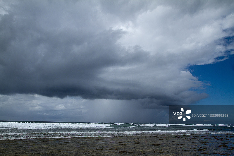 肯尼亚瓦塔穆珊瑚海滩上的风暴图片素材