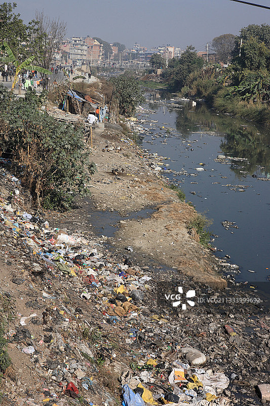 尼泊尔加德满都的河流倾斜图片素材