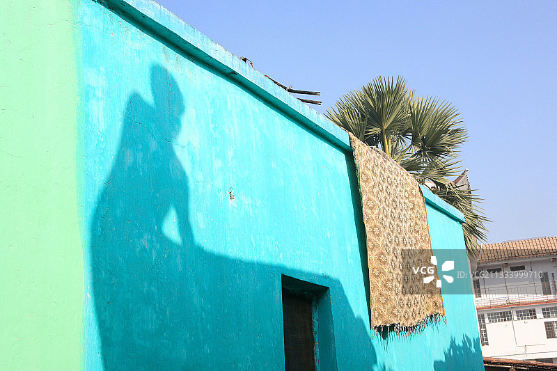 菩提伽耶比哈尔邦印度蓝墙上的女人影子图片素材