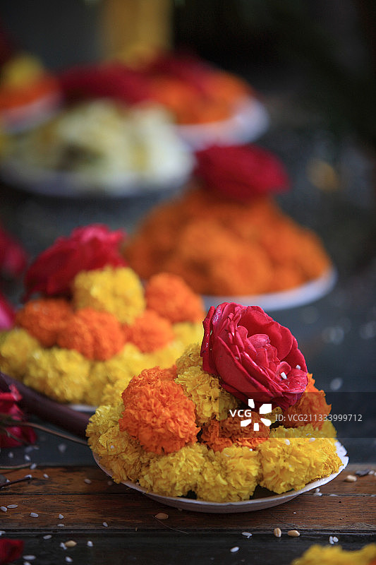 在印度菩提伽耶敬献鲜花图片素材