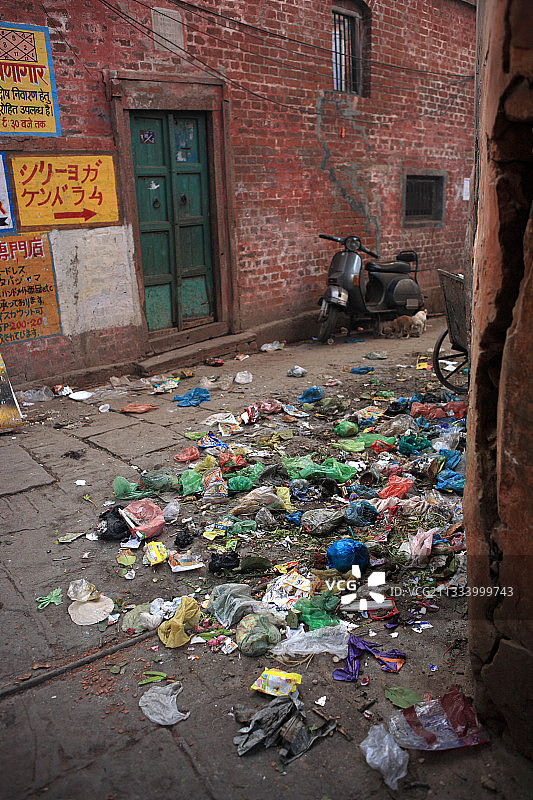 印度瓦拉纳西街道上的垃圾图片素材