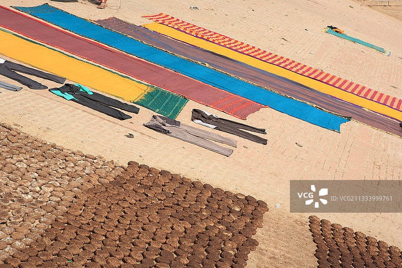 瓦拉纳西恒河岸边晾晒的粪便和亚麻布，印度图片素材