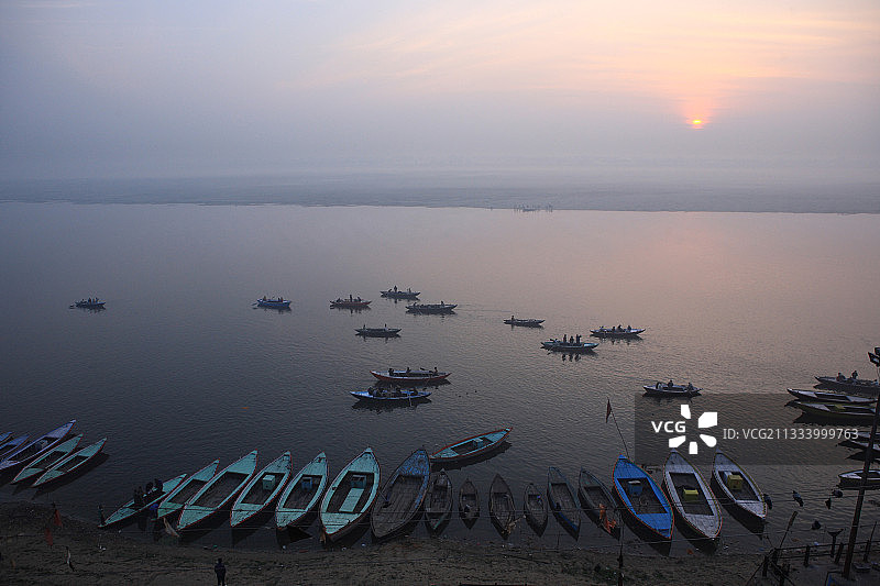 印度瓦拉纳西，日出时分的恒河上的船只图片素材