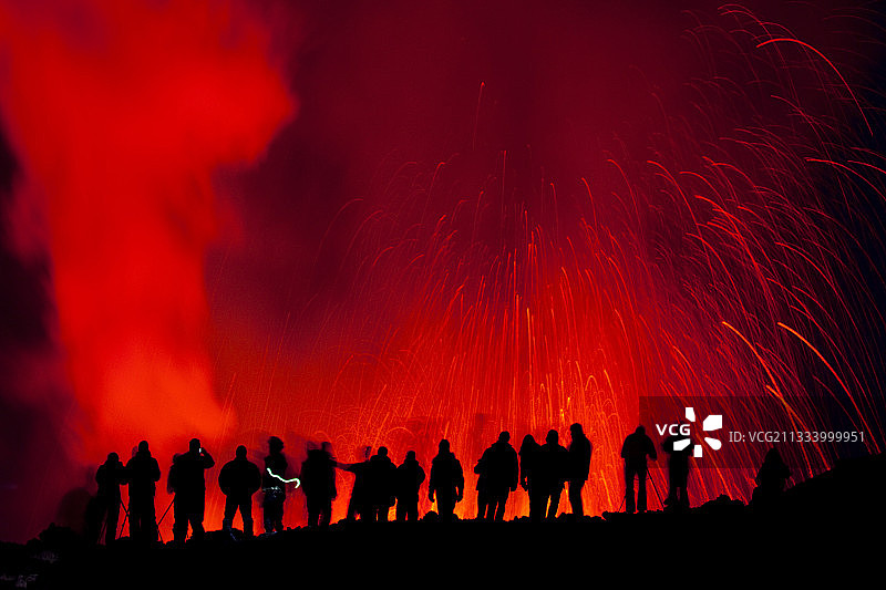 游客与埃亚菲亚德拉冰岛火山喷发图片素材