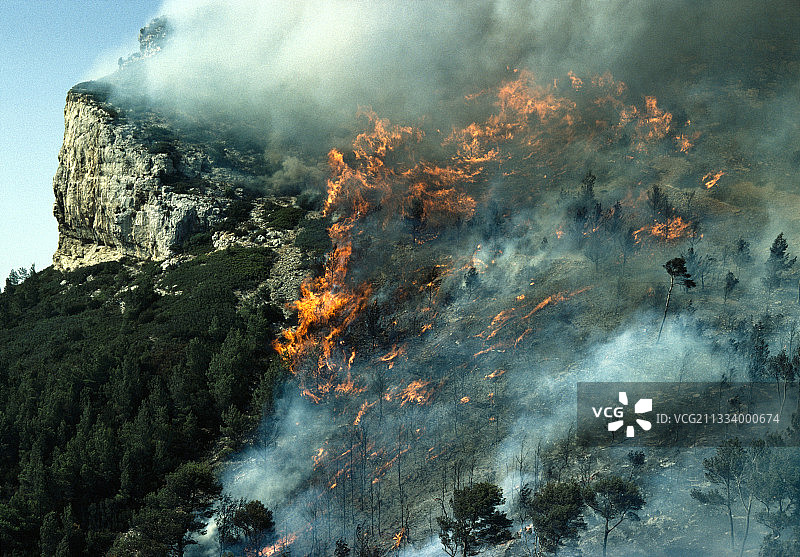 法国卡西斯和拉西奥塔之间的森林火灾图片素材