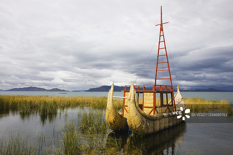 玻利维亚高原的喀喀湖芦苇船图片素材