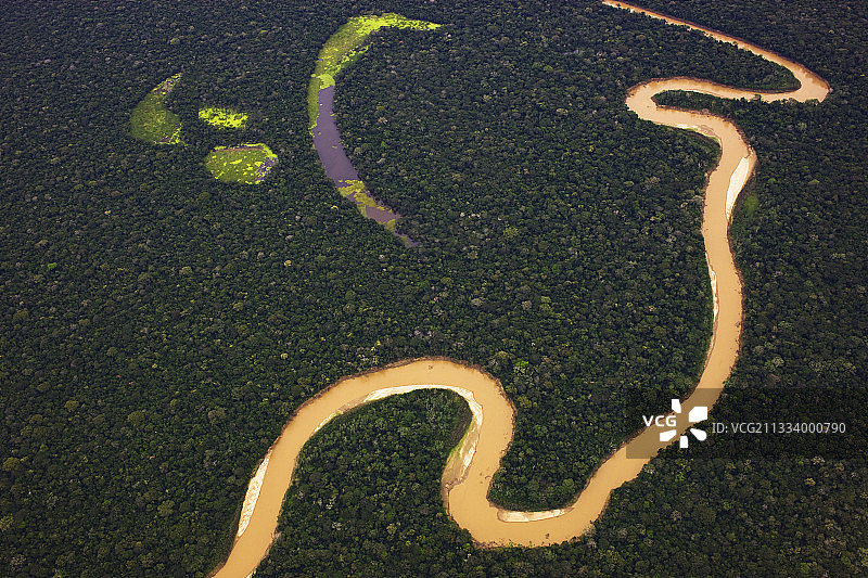 热带森林中的蜿蜒河流与牛轭湖景观图片素材