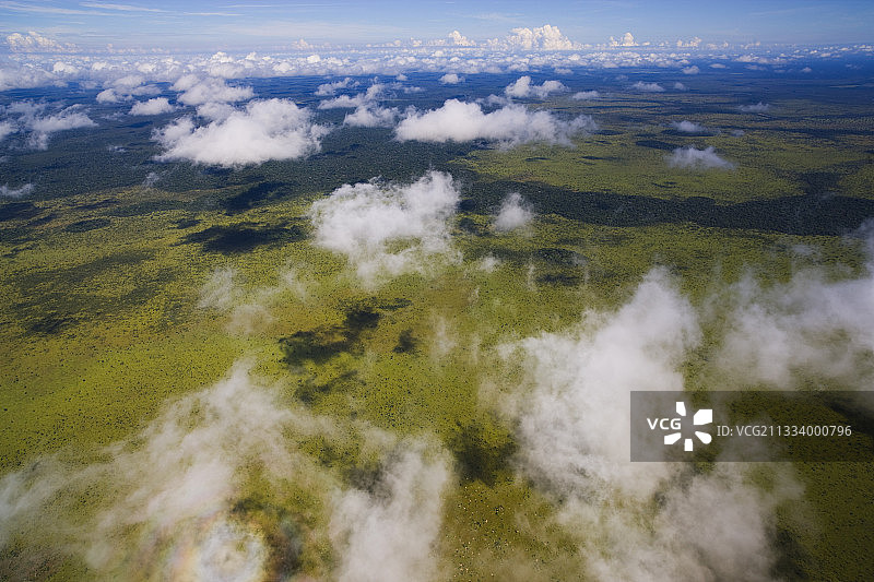 玻利维亚树木稀树草原上空的云层航拍图片素材
