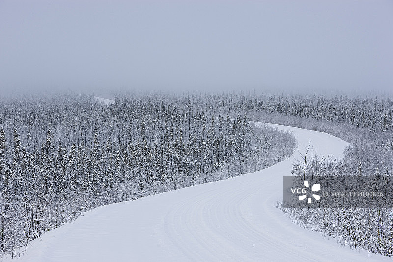 育空地区北部秋末暴风雪中的邓普斯特公路图片素材