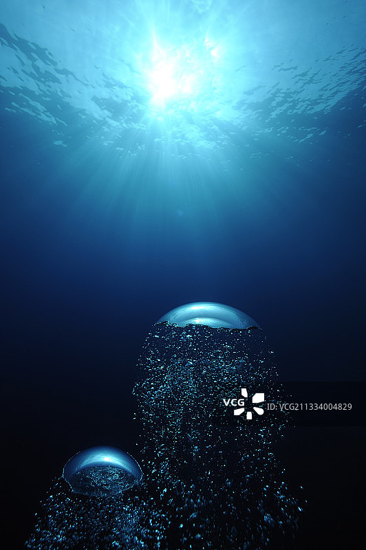 上升到红海表面的气泡（埃及）图片素材