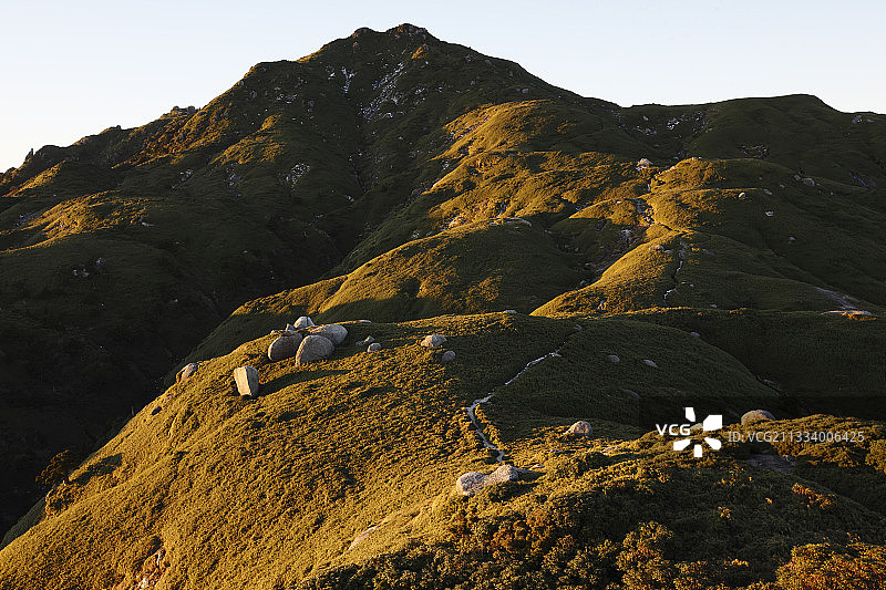 岛屿中部：海拔1700米以上的锥形最高点，花岗岩巨石显露图片素材