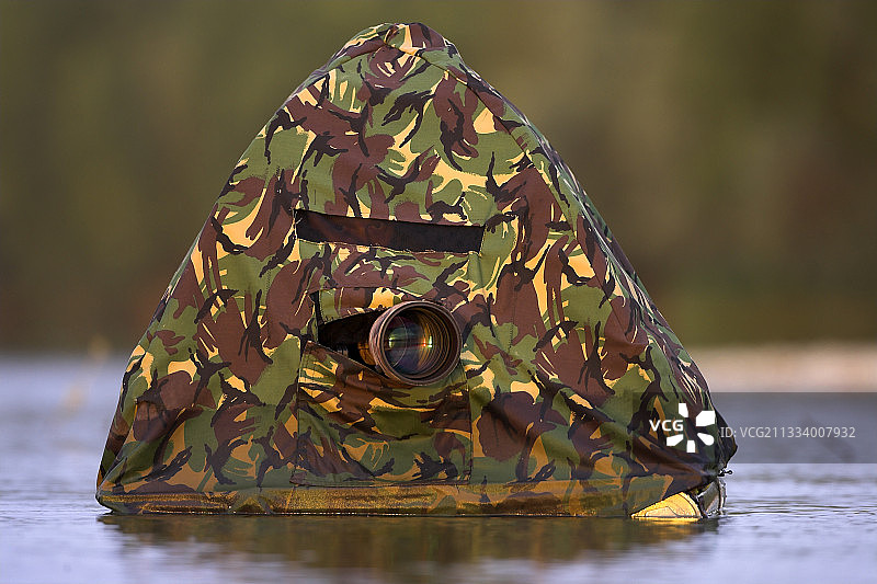 法国卢瓦尔河上摄影师的漂浮式伪装图片素材