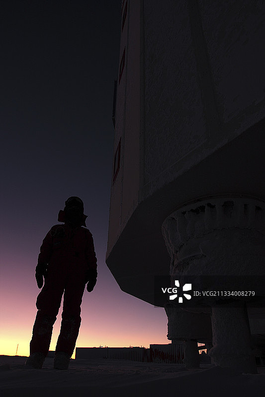 即使在中午，太阳低于地平线，由于大气的扩散，也会出现轻微的光芒图片素材