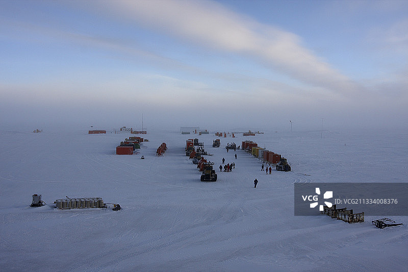 南极C冰穹法国-意大利Concordia科考站夏季营地之旅结束（陆地车队运送食物和设备）图片素材