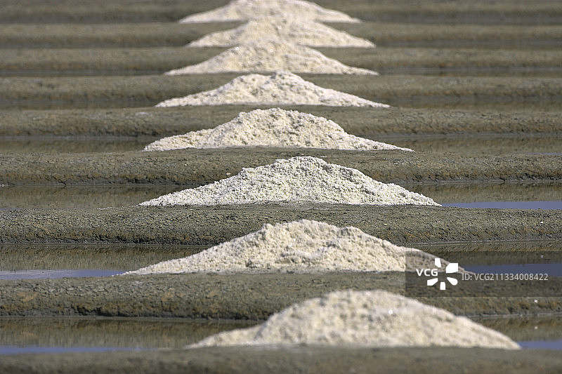 盖朗德盐碱地堤坝上堆积的盐堆图片素材