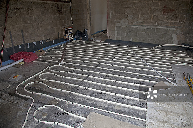 在英国新建筑中安装地暖管道图片素材