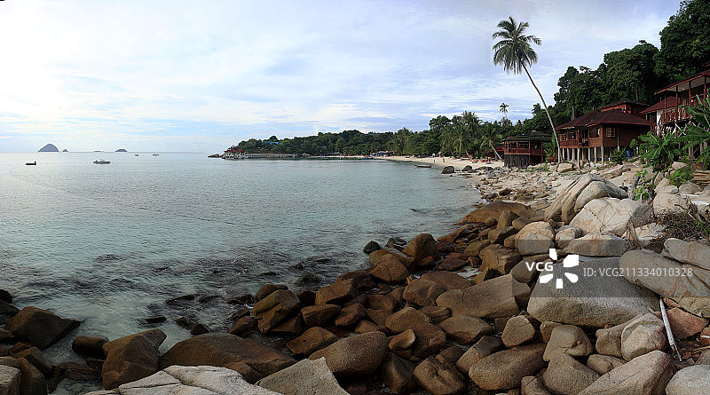 马来西亚大停泊岛珊瑚湾海滩上的平房图片素材