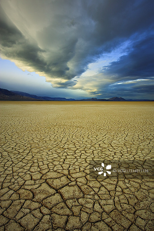 美国阿尔沃德沙漠上的暴风雨图片素材