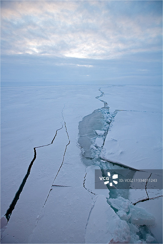 威尔士太子岛海峡的冰面裂缝，加拿大图片素材