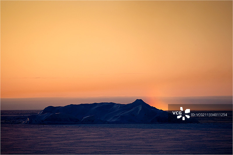 加拿大梅尔维尔子爵海峡冰面上的假日图片素材