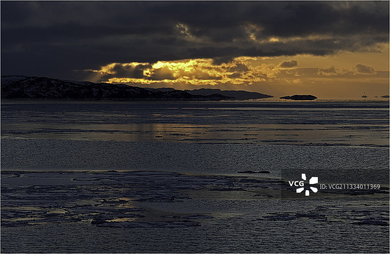 加拿大巴芬岛黄昏时的弗罗比舍湾图片素材