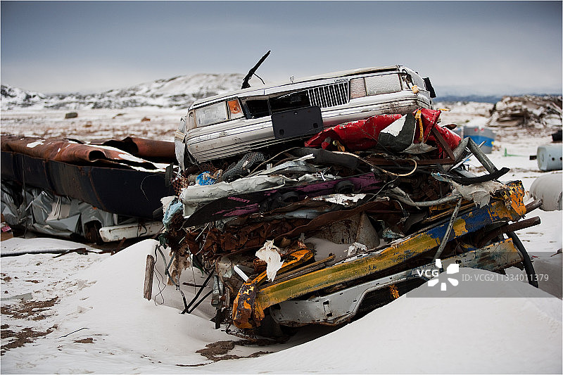加拿大巴芬岛伊卡卢伊特市的自卸车残骸图片素材