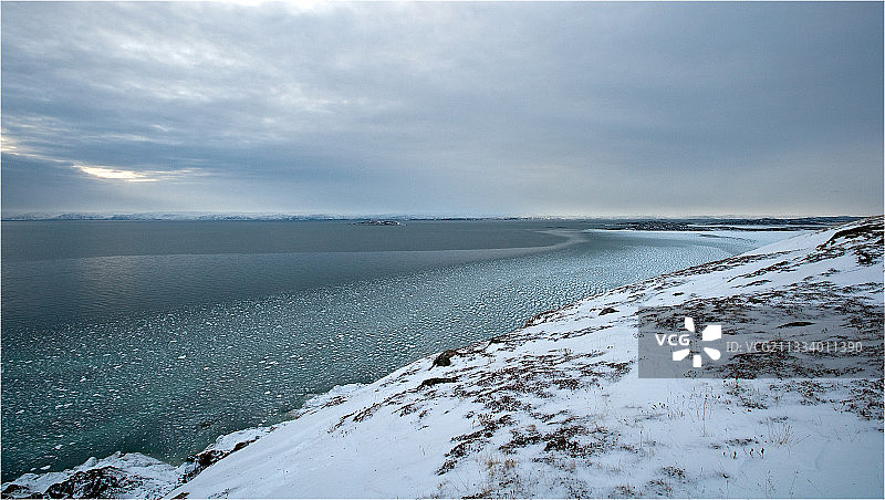 加拿大巴芬岛弗罗比舍湾的浮冰图片素材