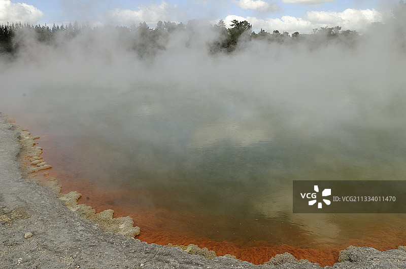 水中含有的矿物质，包括金、银、汞、硫、砷、锑和铊图片素材