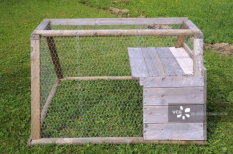 安装在法国草地上的兔子笼图片素材