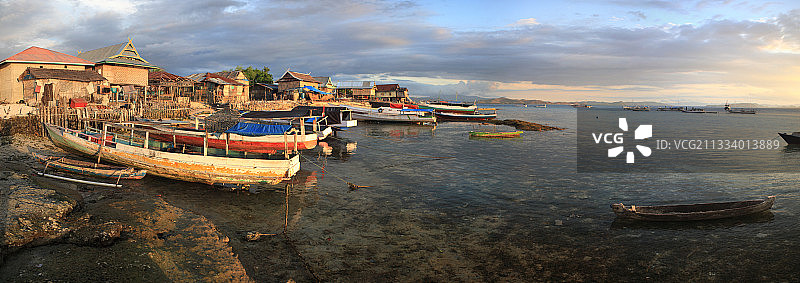 弗洛勒斯海梅萨岛渔村，印度尼西亚图片素材