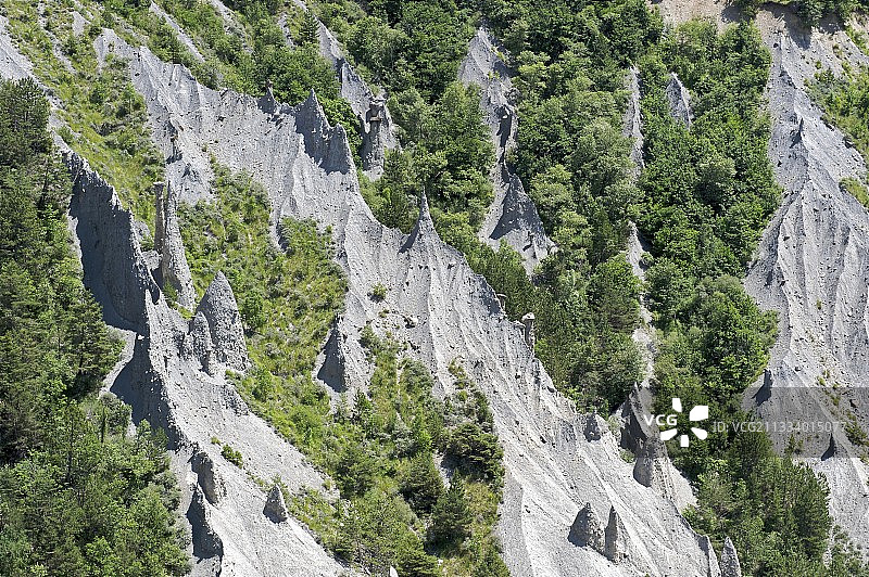 法国阿尔卑斯山的胡杜岩石和森林图片素材