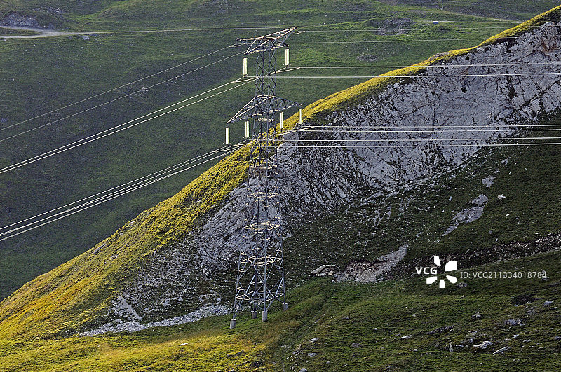 法国阿尔卑斯山小圣伯纳德山口的电力线图片素材