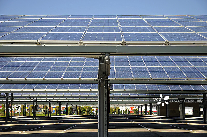 法国雪铁龙标志停车场的太阳能板图片素材