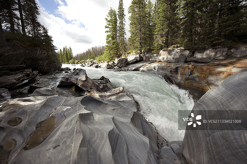 朱红色河流在海拔1409米的努马瀑布处雕刻铁石图片素材