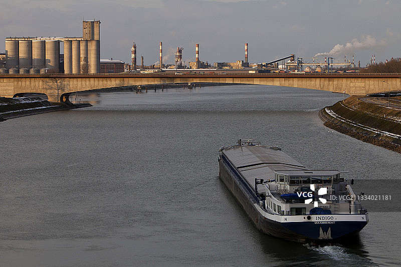法国阿尔萨斯大运河上的驳船图片素材
