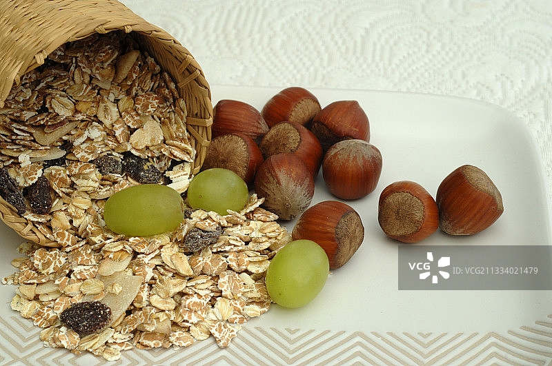 早餐谷物、葡萄和坚果图片素材