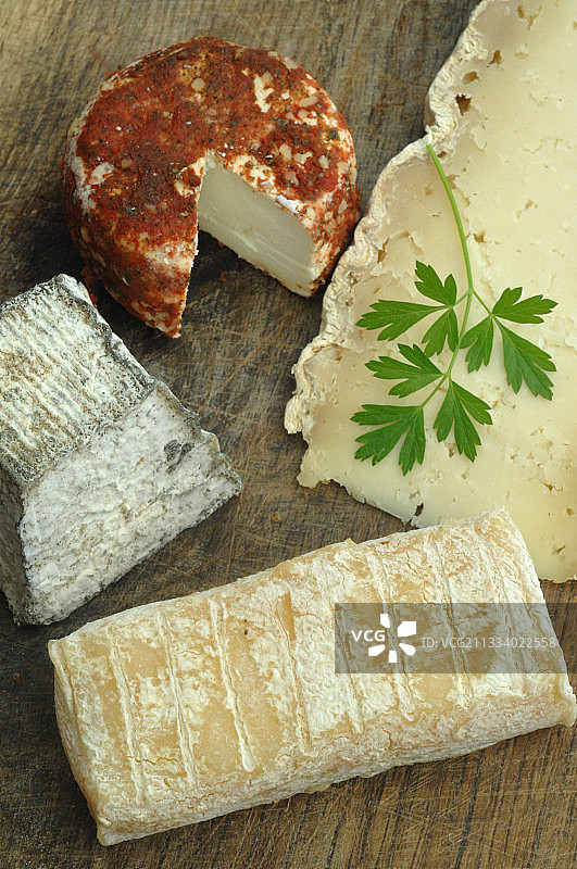 羊奶酪和绵羊奶酪配欧芹图片素材