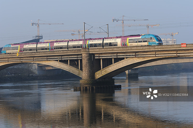 跨区域列车穿过卢瓦尔河上的桥梁（南特）图片素材