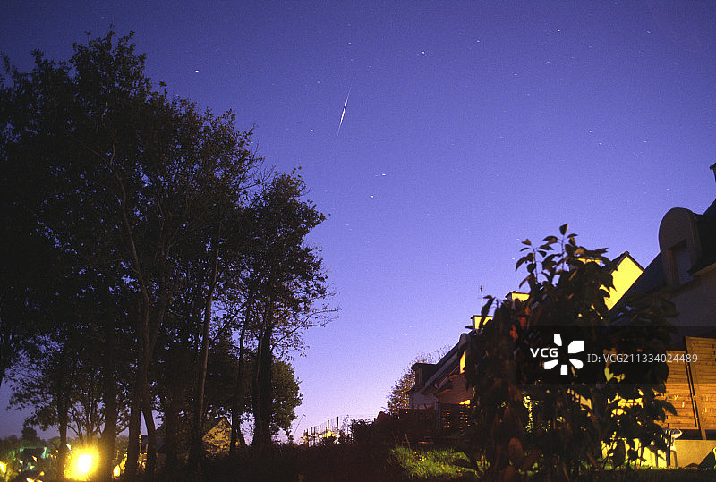 日落后，铱星64号在夜空中突然闪耀图片素材