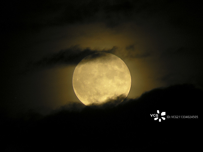 9月满月照亮田野，方便农民在日落后继续收割图片素材