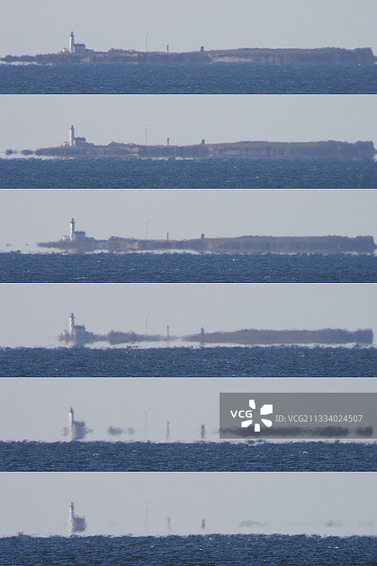 这些照片是在二月一个寒冷的早晨拍摄的。摄影师利用贝格梅伊尔海滨度假胜地克米尔海滩的救济，拍摄了相对于海面的不同高度的照片：从1.5米到20米<br>与水齐平（顶部照片），只出现了绵羊岛上最高的建筑物：灯塔、风、“岛屿顶峰”。它们看起来比现实中更长，因为它们与它们的雷夫特混淆在一起，形成了一种海市蜃楼。因此，很明显，岛屿漂浮在海面上，并且关于水平对称。当摄影师爬上沙滩时，画面变得更清晰，反射消失：圣尼古拉斯岛最终到达海面图片素材