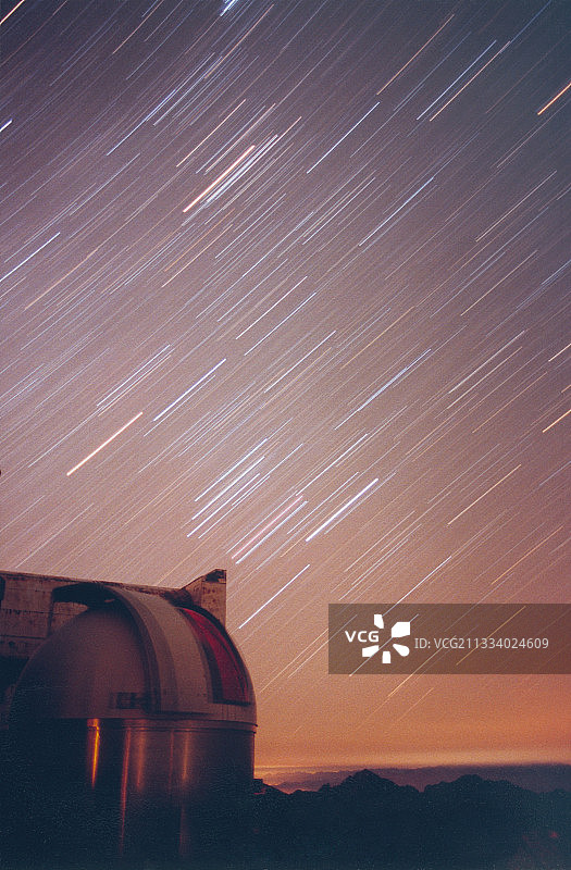 猎户座星群在南比利牛斯山天文台上空留下尾迹图片素材